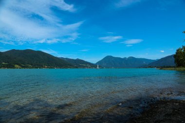 Yazın Gmund am Tegernsee, mavi gökyüzü, turizm