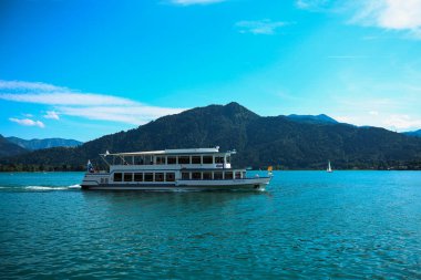 Tegernsee Gölü 'nde turistlerle dolu bir gemi.