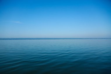 Bavyera 'daki Ammersee Gölü, mavi gökyüzü