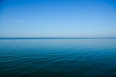 Yazın Ammer Gölü, mavi gökyüzü