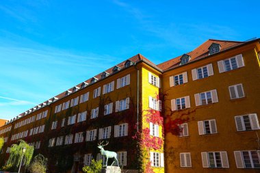 Heinrich Dll ve Georg Pezold 'un Hildebrandstrasse' deki Hirsch Heykeli