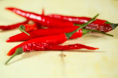 Ahşap zemin üzerinde kırmızı biber kabuğu