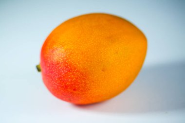 Beyaz arkaplanda mango
