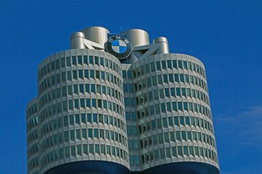 Münih 'teki ikonik araba binasını keşfedin, mavi gökyüzü, müze