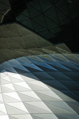 Münih 'teki araba dünyasını, arka plandaki TV kulesini araştırın.