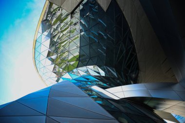 Münih 'teki araba dünyasını, arka plandaki TV kulesini araştırın.