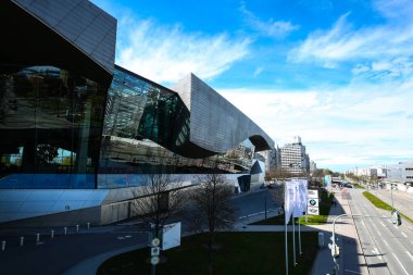 Münih 'teki araba dünyasını, arka plandaki TV kulesini araştırın.