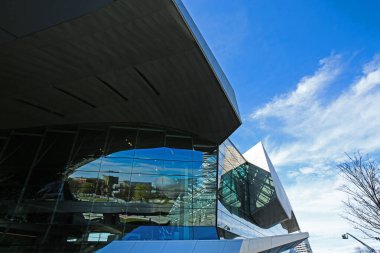 Münih 'teki araba dünyasını, arka plandaki TV kulesini araştırın.