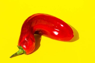 Sarı arka planda kırmızı noktalı biber, sanat