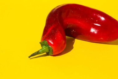 Sarı arka planda kırmızı noktalı biber, sanat