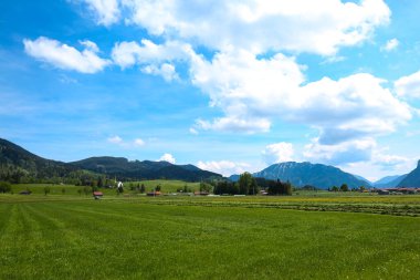 Bavyera 'da Unterammergau, arka planda tarlalar ve dağlar