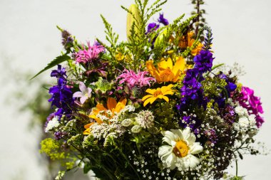 Beyaz duvarın önünde yaz buketi