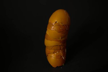 Yarım yumurta kabuğu bir kuleye inşa edilmiş, siyah HG