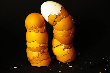 Yarım yumurta kabuğu bir kuleye inşa edilmiş, siyah HG