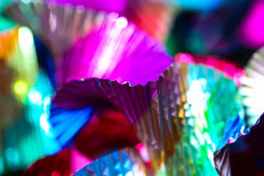 Arkaplan olarak renkli çelenkler, parti