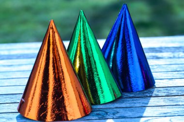 Çelenkli renkli parti şapkaları, karnaval zamanı.