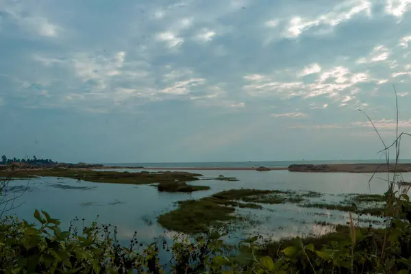 Bereketli yeşillikler ve uçsuz bucaksız mavi gökyüzü ile çevrili sakin ve huzurlu bir atmosfer yaratan sakin bir su kütlesi. Doğa, rahatlama ve çevre güzelliği kavramları için idealdir..