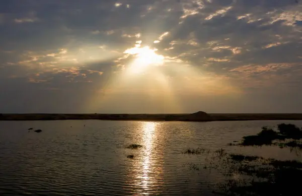 Bereketli yeşillikler ve uçsuz bucaksız mavi gökyüzü ile çevrili sakin ve huzurlu bir atmosfer yaratan sakin bir su kütlesi. Doğa, rahatlama ve çevre güzelliği kavramları için idealdir..