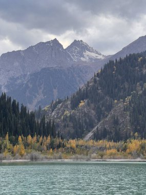 Göl ve dağlarla dolu sonbahar manzarası