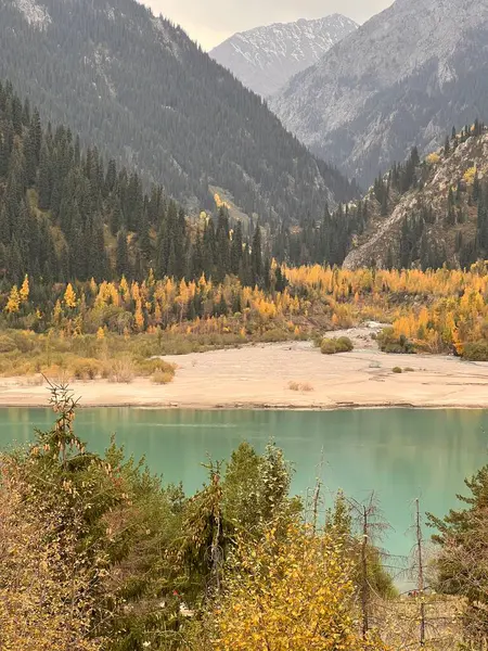 Dağlardaki gölün güzel manzarası
