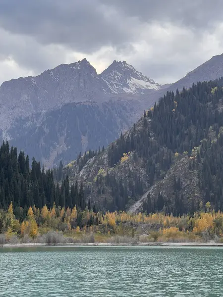 Göl ve dağlarla dolu sonbahar manzarası