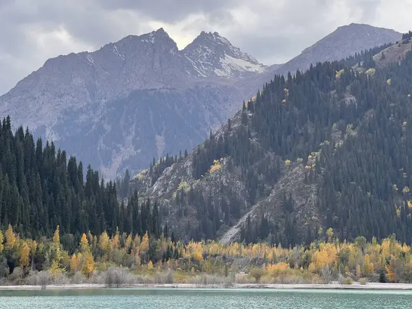 Dağların güzel manzarası