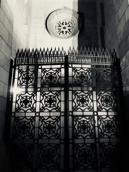 Barselona 'daki kilisenin içinde.