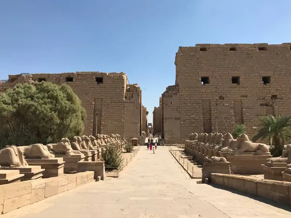 Lüks, Mısır- Ocak 20, 18. Mısırdaki büyük şehrin tapınağı..