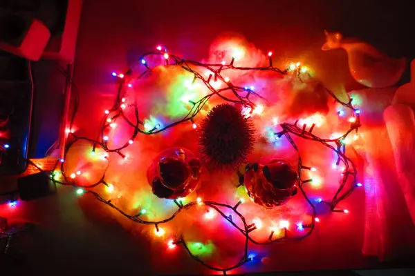 Kırmızı çelenkli Noel çelengi