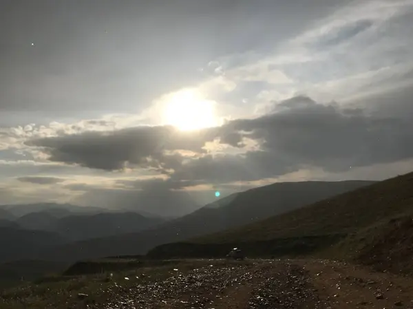 Dağlarda güzel bir gün batımı