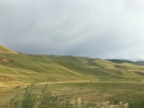 Dağlarda dağları olan güzel bir manzara.