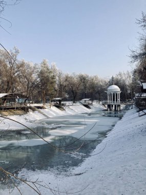 Parktaki nehrin güzel manzarası.