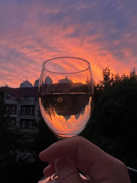 Şehirde bir bardak şarap.