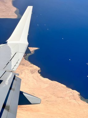 Mavi okyanusta uçan uçağın havadan görünüşü
