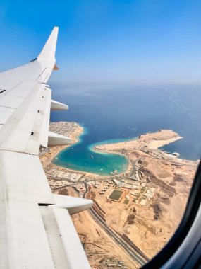 Yazın deniz manzarası ve Kızıl Deniz adası.