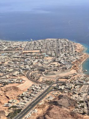 Sharm, Mısır adasındaki bir dağın tepesinden manzara.