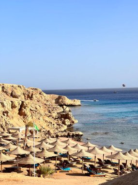 Deniz manzarası ve kumsal.