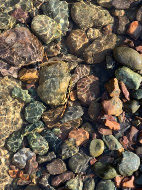 Çakıl taşlı deniz suyu yüzeyi