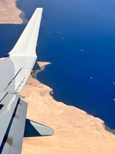 Mavi okyanusta uçan uçağın havadan görünüşü