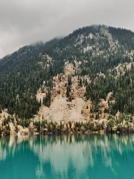 Dağlardaki gölün güzel manzarası