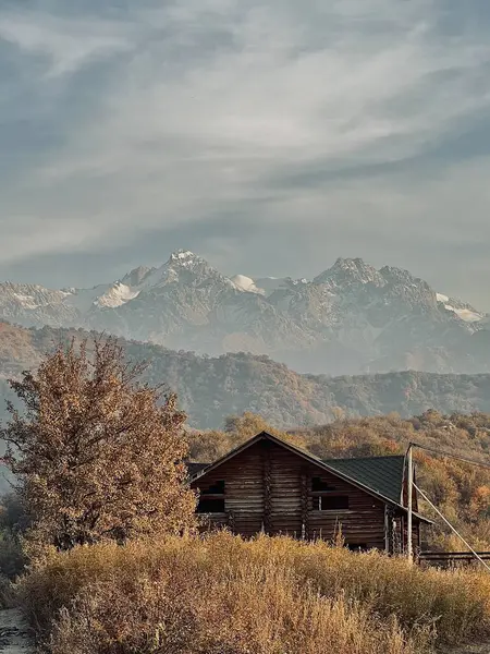 Dağlarda ahşap bir ev