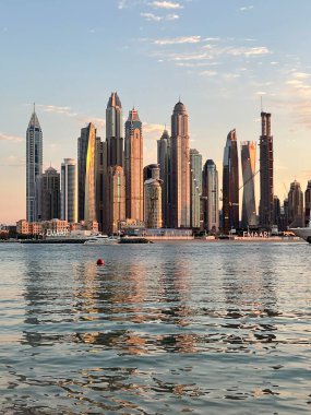 Dubai 'de gökdelenleri olan marina körfezi ve gökyüzü..