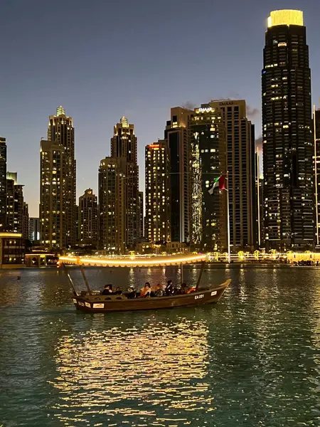 Geceleri, Birleşik Arap Emirlikleri Dubai siluetinin