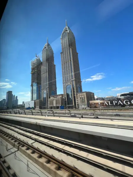 Şehrin modern binası