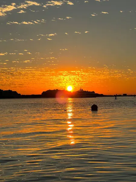 Denizin üzerinde güzel bir gün batımı