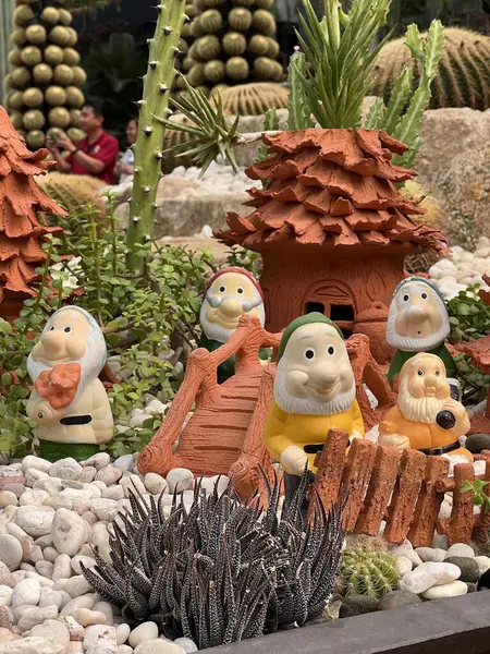 Bahçedeki güzel Noel süsleri