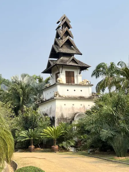Arka planda en ünlü simge olan şehrin tapınağı.