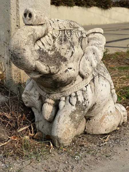 Yerdeki bir aslanın taş heykelinin yakın çekimi.