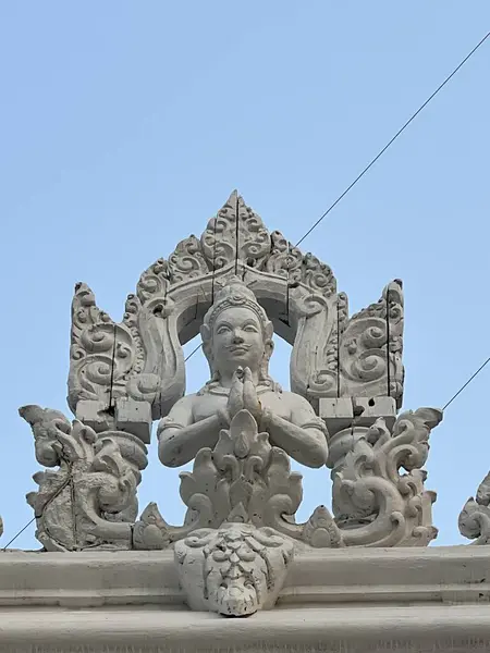 Doğruluk tapınağının heykeli. 