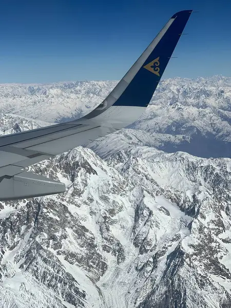 Dağların üzerinden uçan uçak